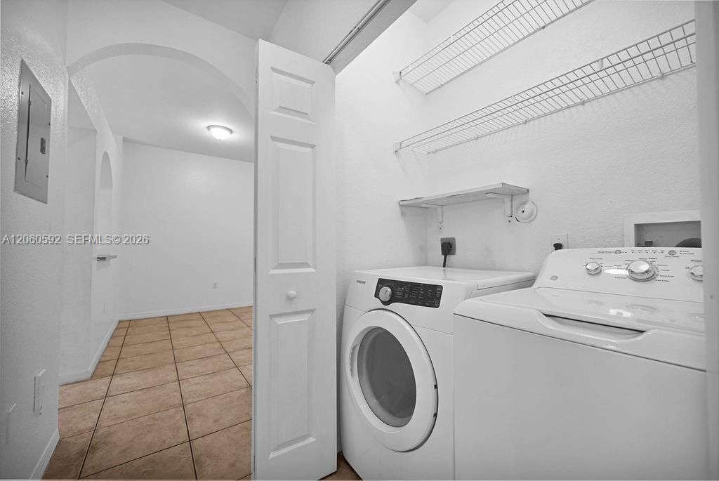 For Rent: $2,600 (3 beds, 2 baths, 992 Square Feet)