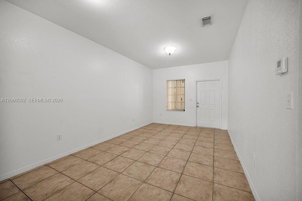 For Rent: $2,600 (3 beds, 2 baths, 992 Square Feet)