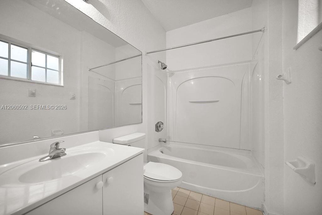 For Rent: $2,600 (3 beds, 2 baths, 992 Square Feet)