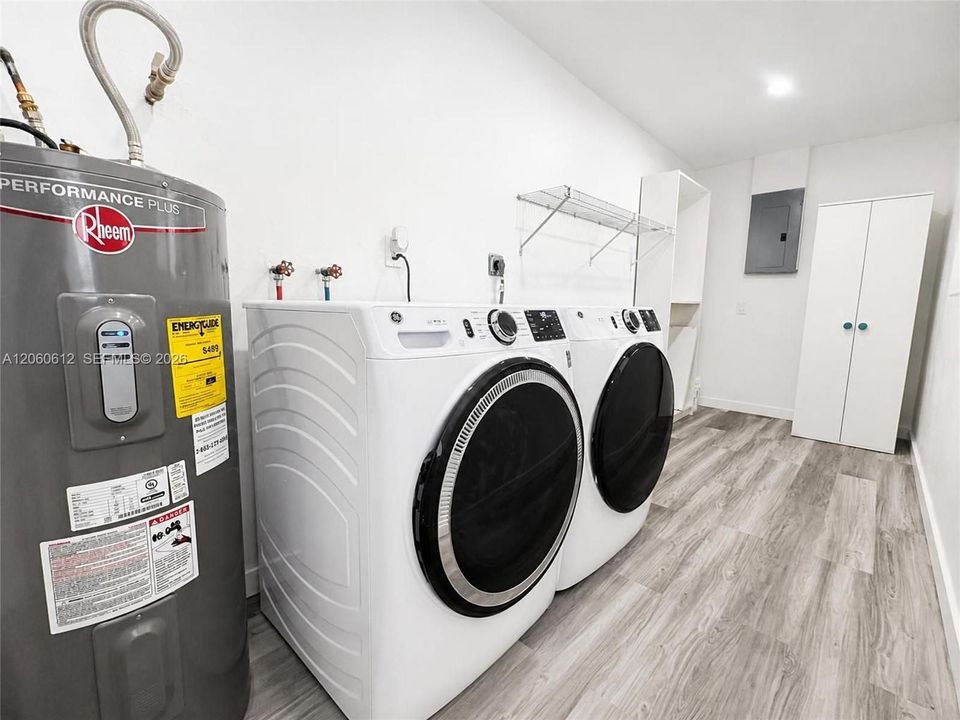 Active With Contract: $570,000 (3 beds, 2 baths, 1302 Square Feet)