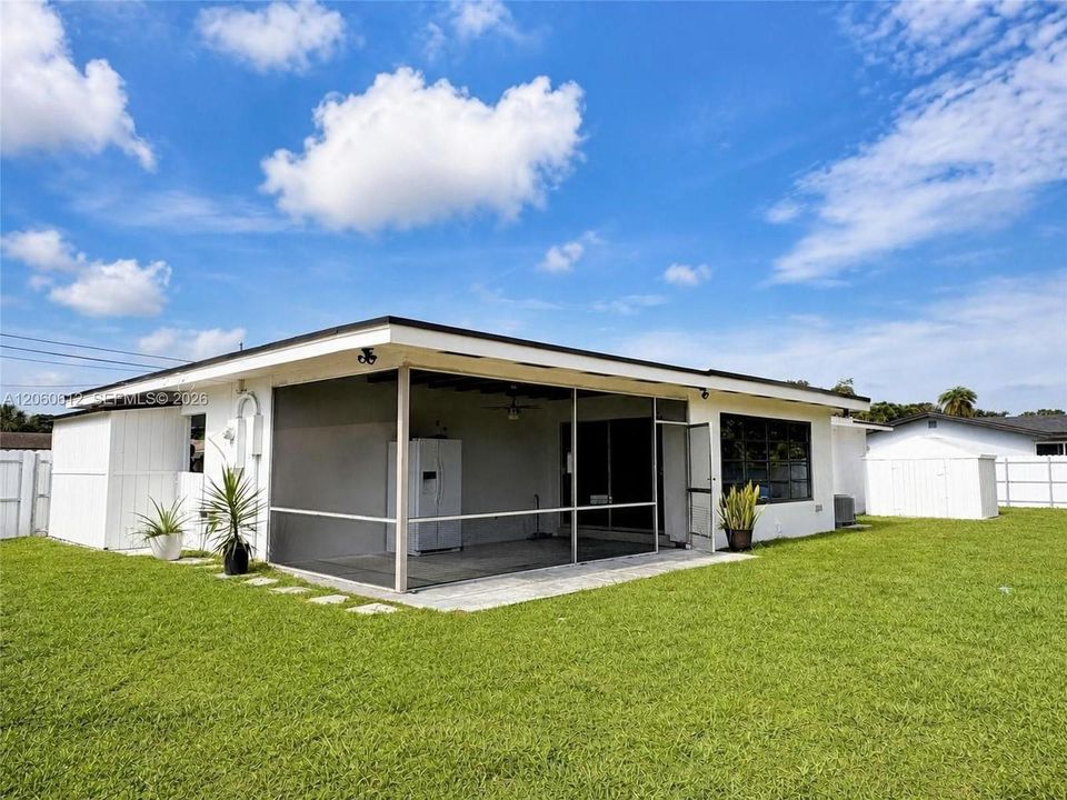 Active With Contract: $570,000 (3 beds, 2 baths, 1302 Square Feet)