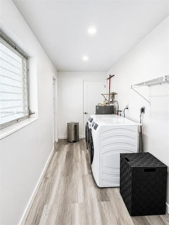 Active With Contract: $570,000 (3 beds, 2 baths, 1302 Square Feet)