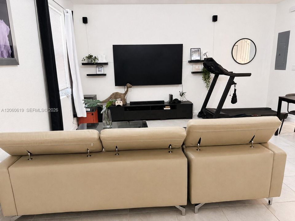 For Rent: $2,500 (3 beds, 2 baths, 1330 Square Feet)