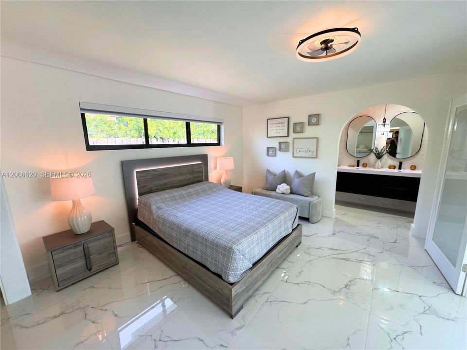 Activo con contrato: $3,499 (3 camas, 3 baños, 1400 Pies cuadrados)