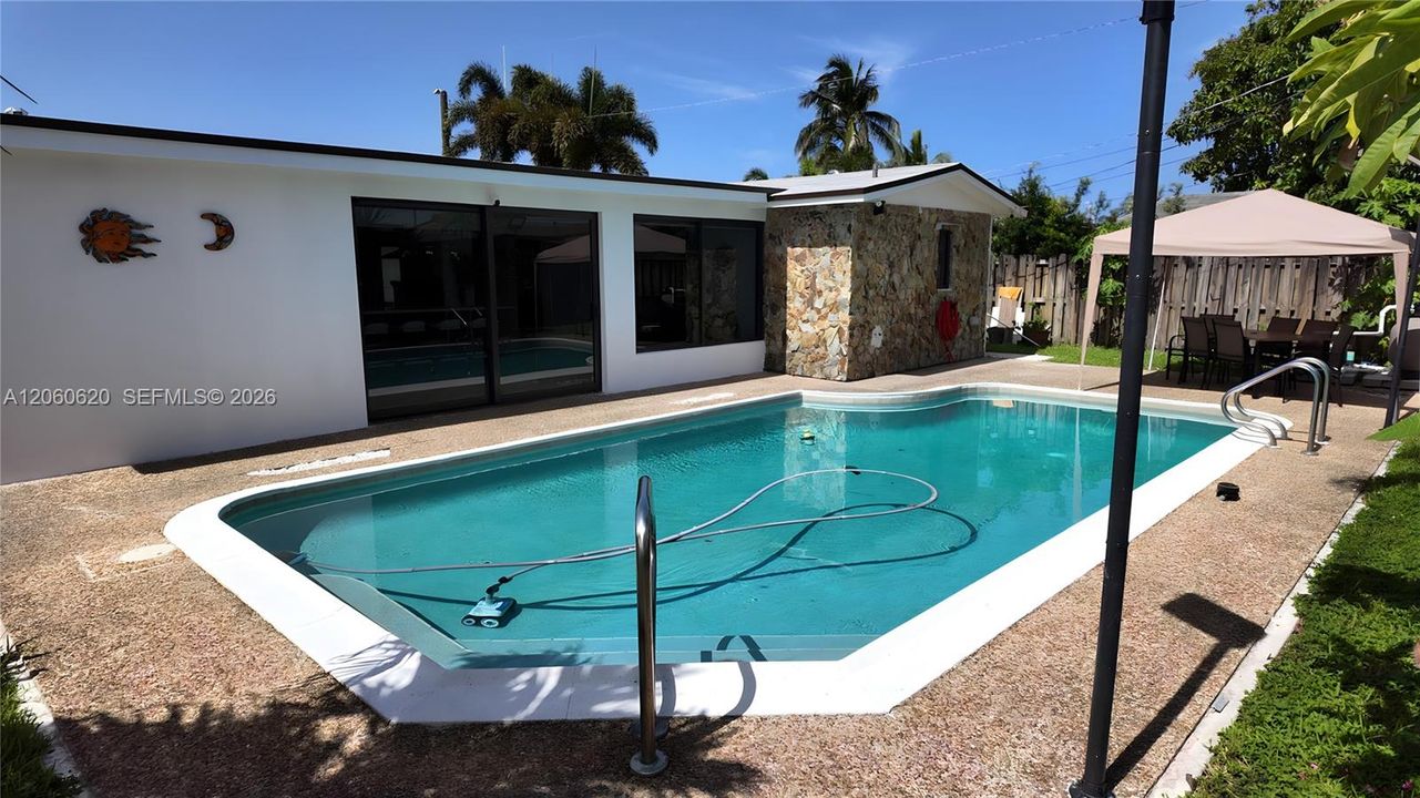 Activo con contrato: $3,499 (3 camas, 3 baños, 1400 Pies cuadrados)