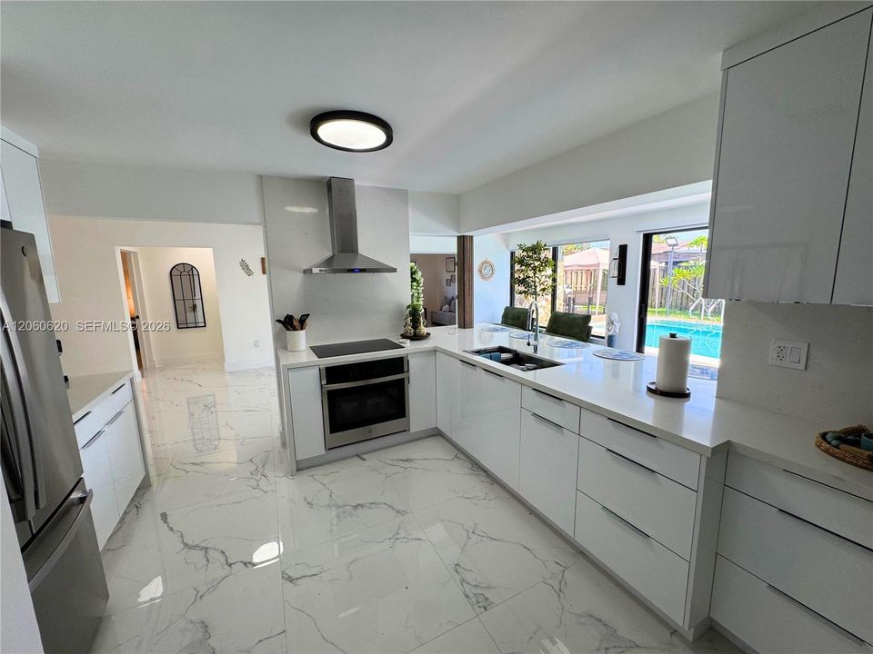 Activo con contrato: $3,499 (3 camas, 3 baños, 1400 Pies cuadrados)