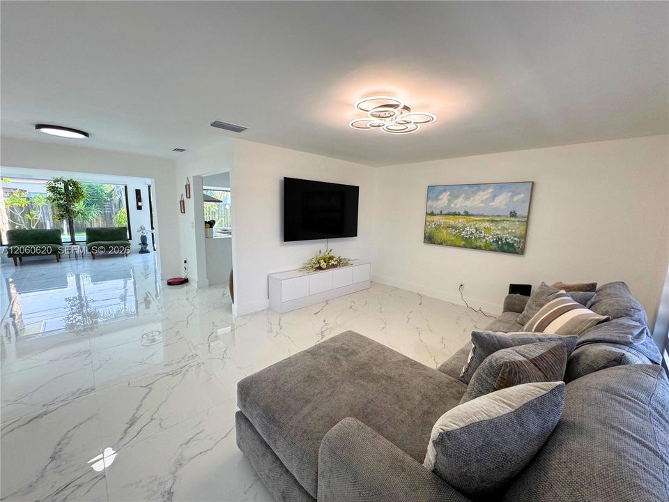 Activo con contrato: $3,499 (3 camas, 3 baños, 1400 Pies cuadrados)