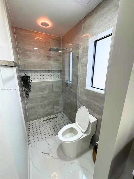 Activo con contrato: $3,499 (3 camas, 3 baños, 1400 Pies cuadrados)