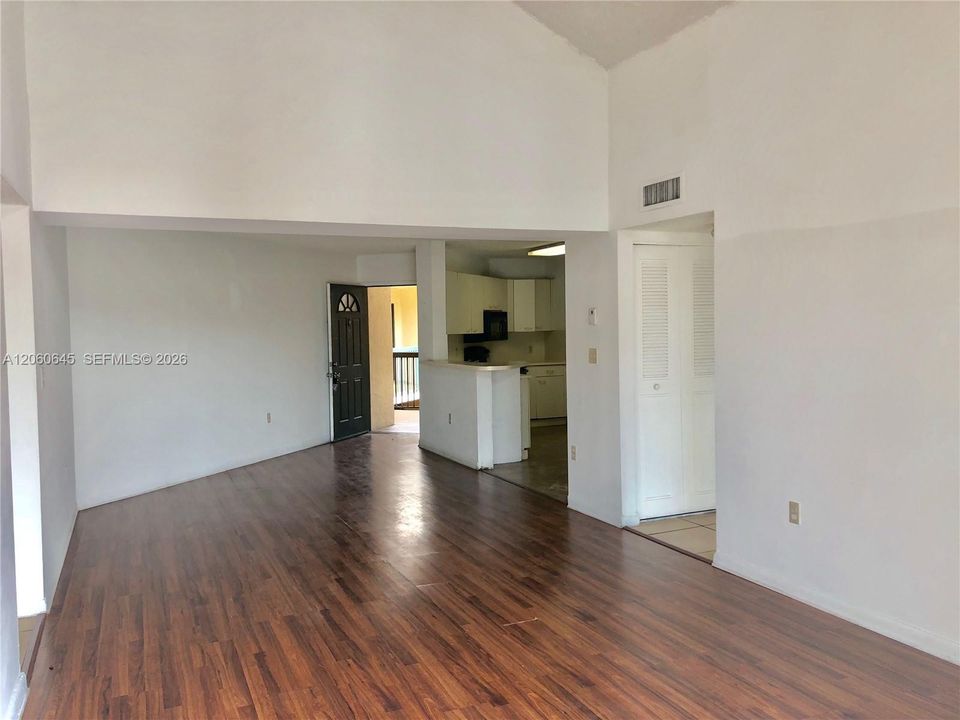 For Sale: $275,000 (2 beds, 2 baths, 950 Square Feet)