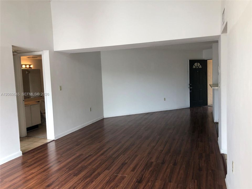 For Sale: $275,000 (2 beds, 2 baths, 950 Square Feet)