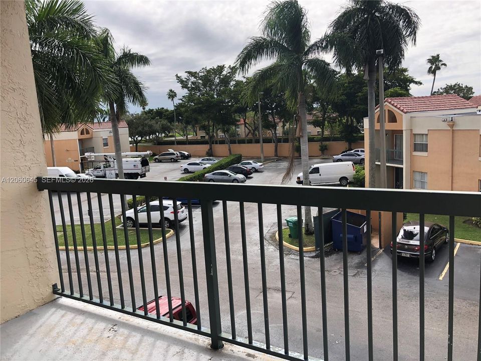For Sale: $275,000 (2 beds, 2 baths, 950 Square Feet)
