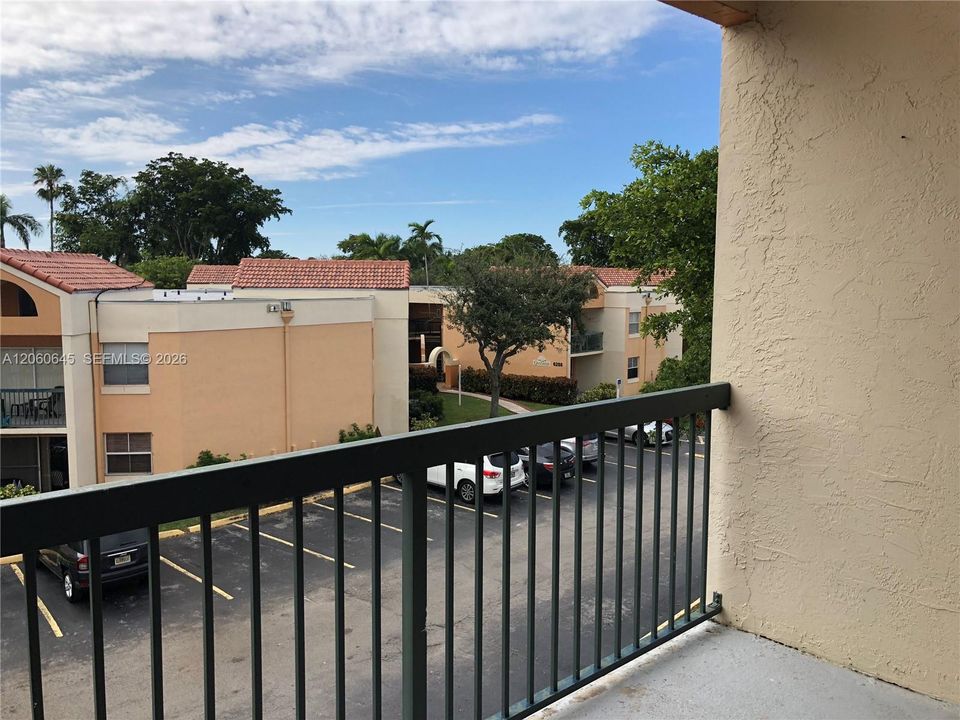 For Sale: $275,000 (2 beds, 2 baths, 950 Square Feet)