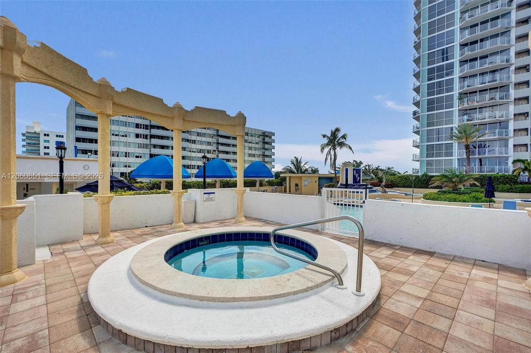 For Sale: $475,000 (2 beds, 2 baths, 1030 Square Feet)
