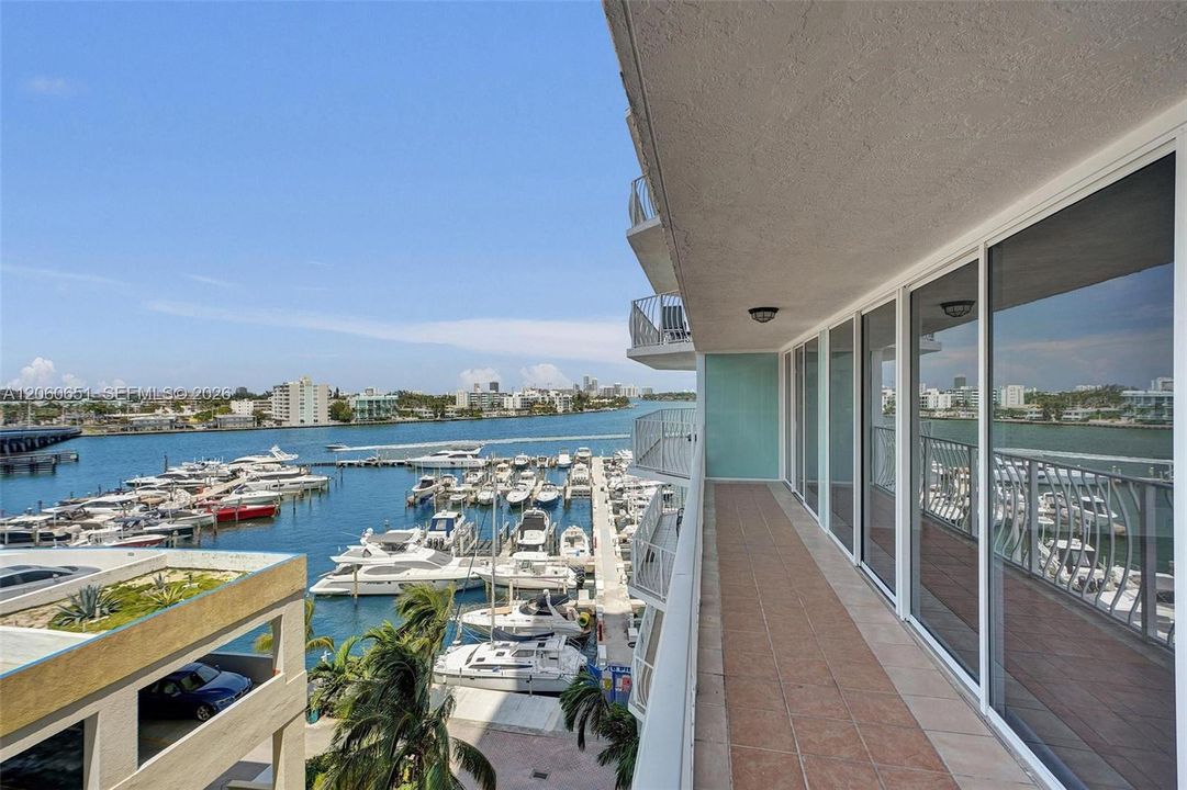 For Sale: $475,000 (2 beds, 2 baths, 1030 Square Feet)