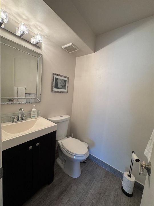 En Venta: $449,000 (2 camas, 2 baños, 1000 Pies cuadrados)