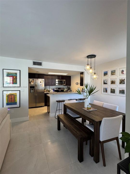 En Venta: $449,000 (2 camas, 2 baños, 1000 Pies cuadrados)
