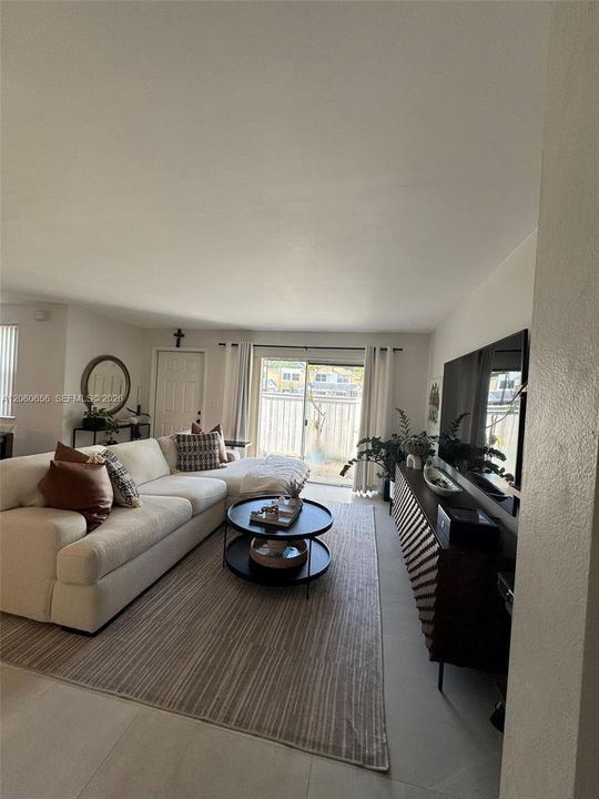 En Venta: $449,000 (2 camas, 2 baños, 1000 Pies cuadrados)
