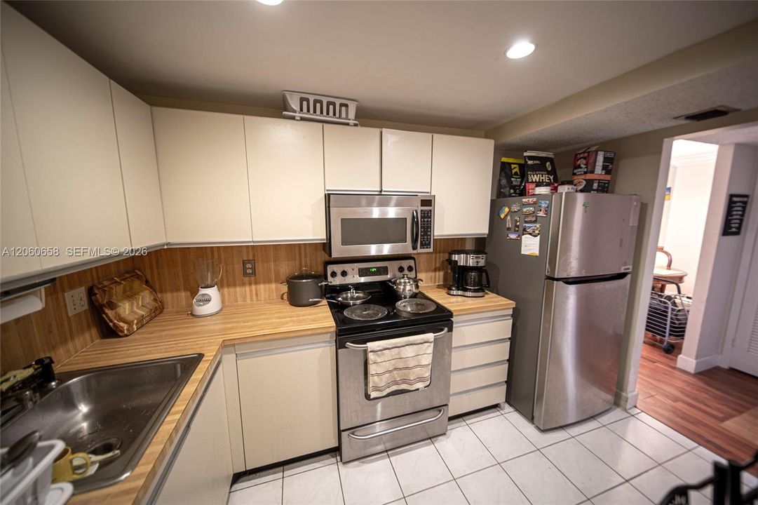 На продажу: $229,900 (2 спален, 2 ванн, 1280 Квадратных фут)