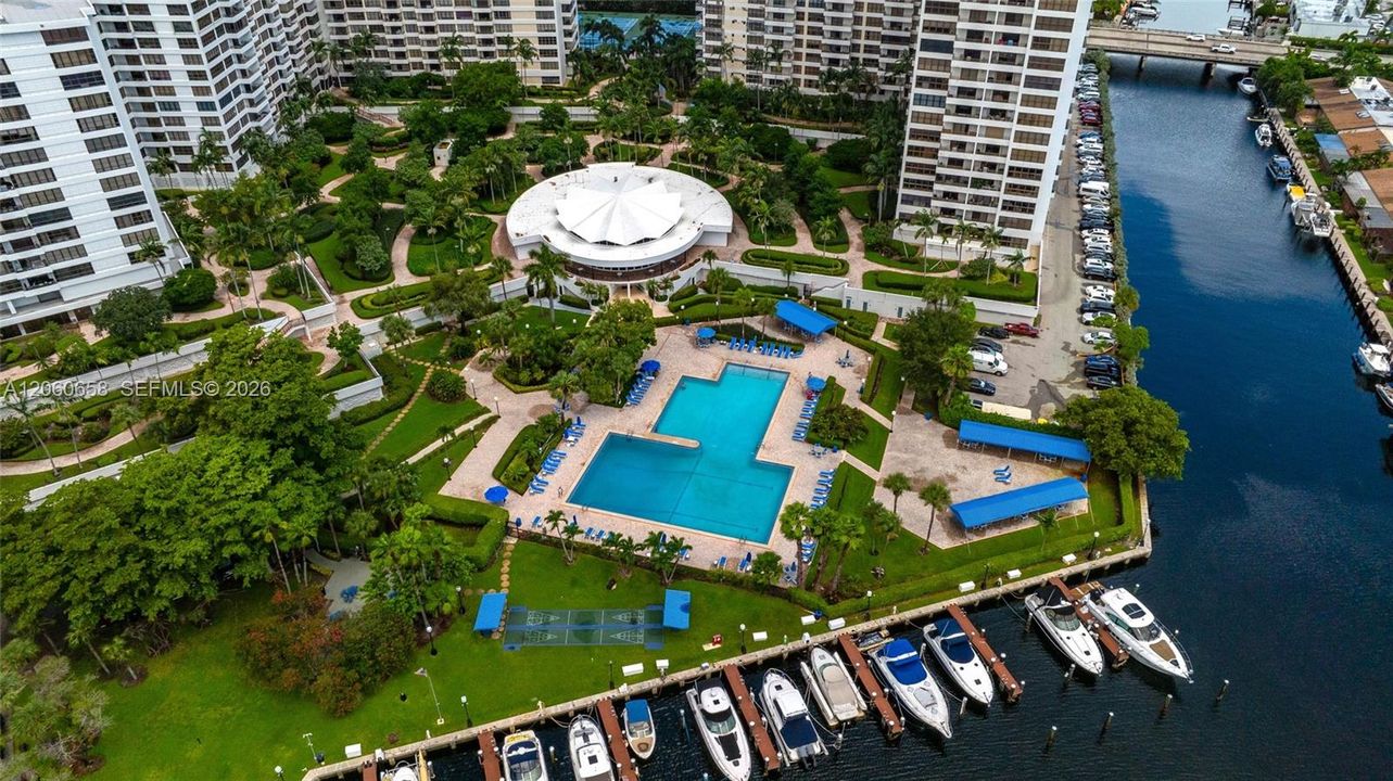 На продажу: $229,900 (2 спален, 2 ванн, 1280 Квадратных фут)