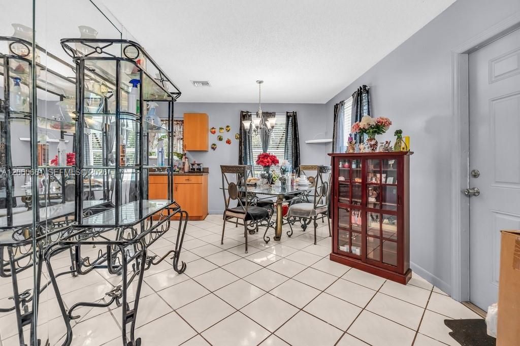 На продажу: $359,900 (3 спален, 1 ванн, 1050 Квадратных фут)
