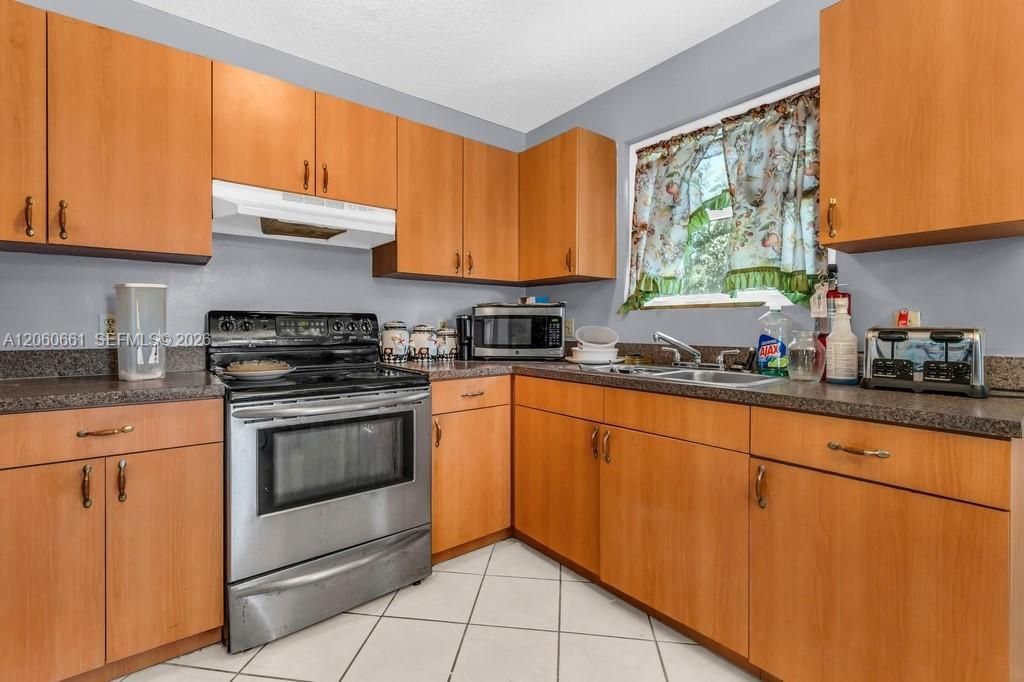 На продажу: $359,900 (3 спален, 1 ванн, 1050 Квадратных фут)