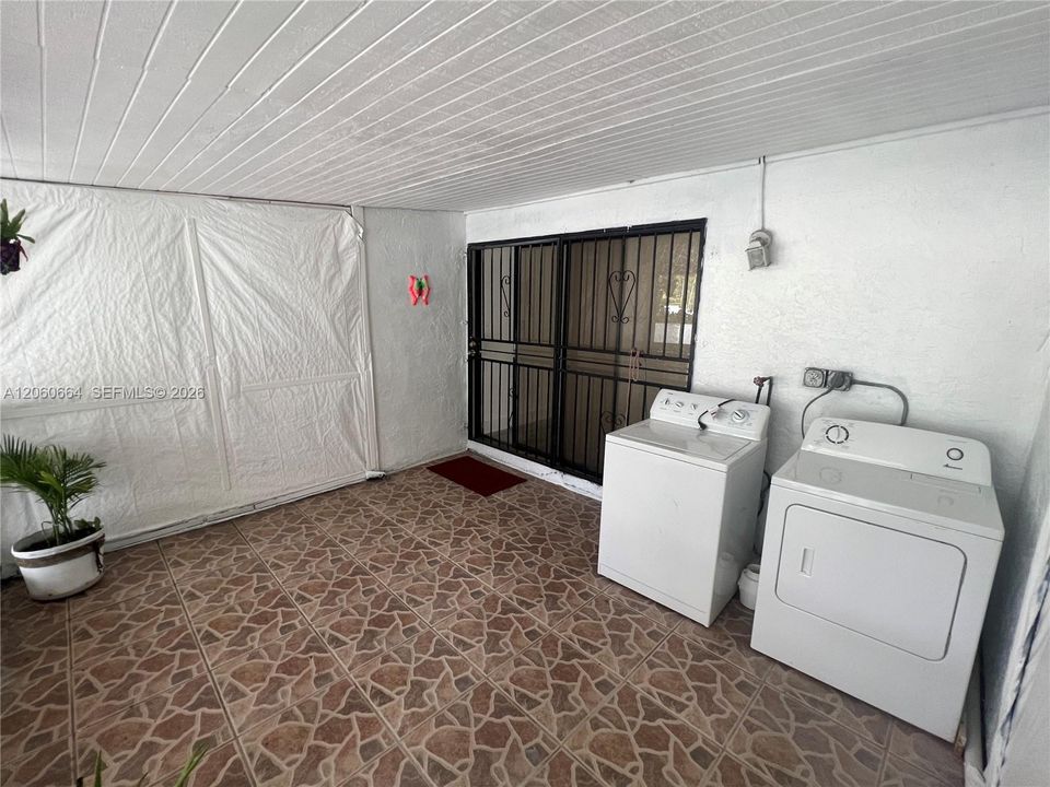 В аренду: $2,400 (2 спален, 1 ванн, 1000 Квадратных фут)
