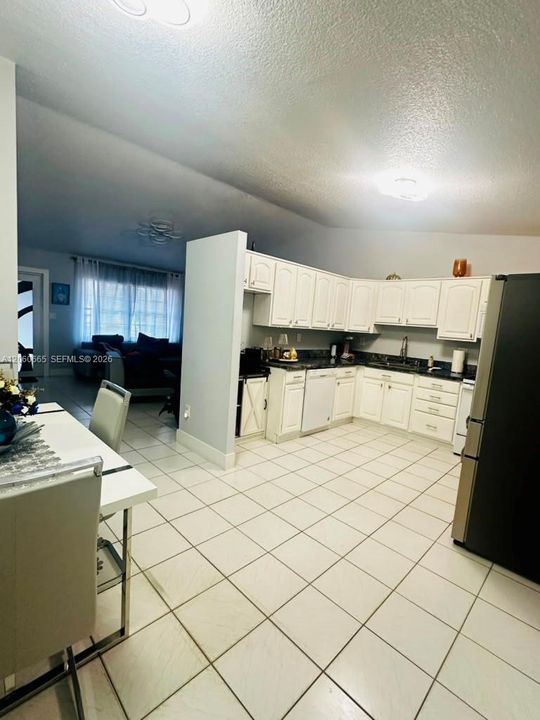 В аренду: $3,300 (3 спален, 2 ванн, 1008 Квадратных фут)