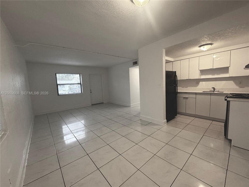 For Rent: $2,100 (2 beds, 1 baths, 900 Square Feet)