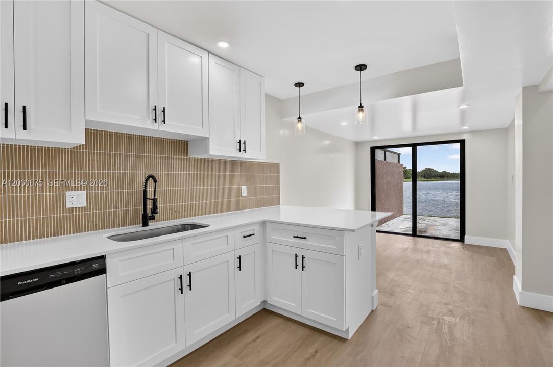 En Venta: $450,000 (3 camas, 3 baños, 1720 Pies cuadrados)