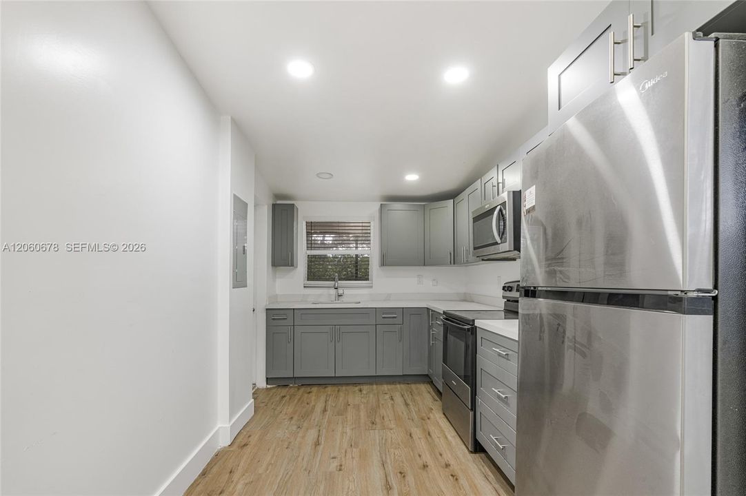 В аренду: $3,500 (4 спален, 2 ванн, 827 Квадратных фут)