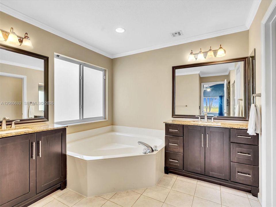 Dual sinks with a roman tub