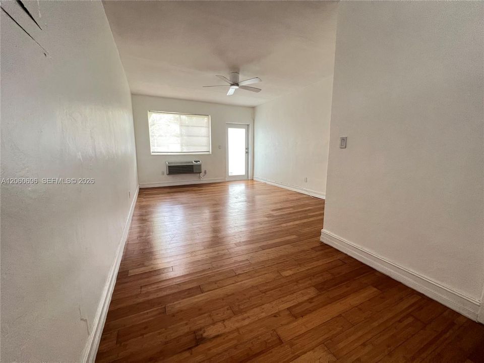 В аренду: $1,650 (0 спален, 1 ванн, 387 Квадратных фут)
