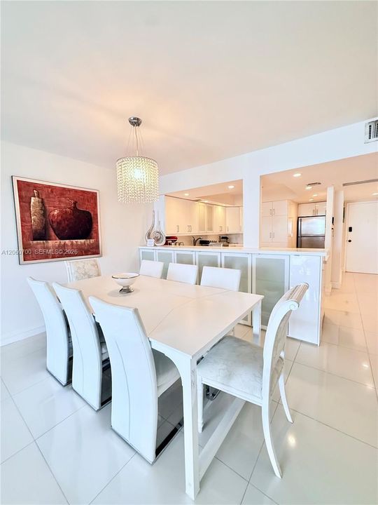 For Sale: $579,000 (2 beds, 2 baths, 1222 Square Feet)