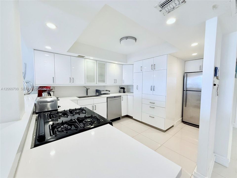 For Sale: $579,000 (2 beds, 2 baths, 1222 Square Feet)