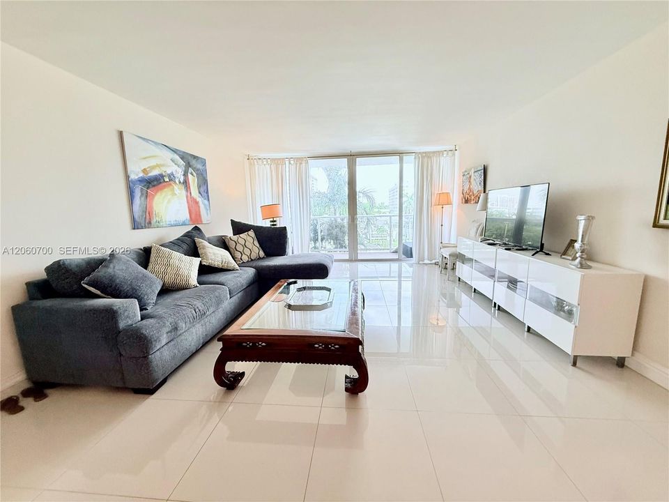 For Sale: $579,000 (2 beds, 2 baths, 1222 Square Feet)