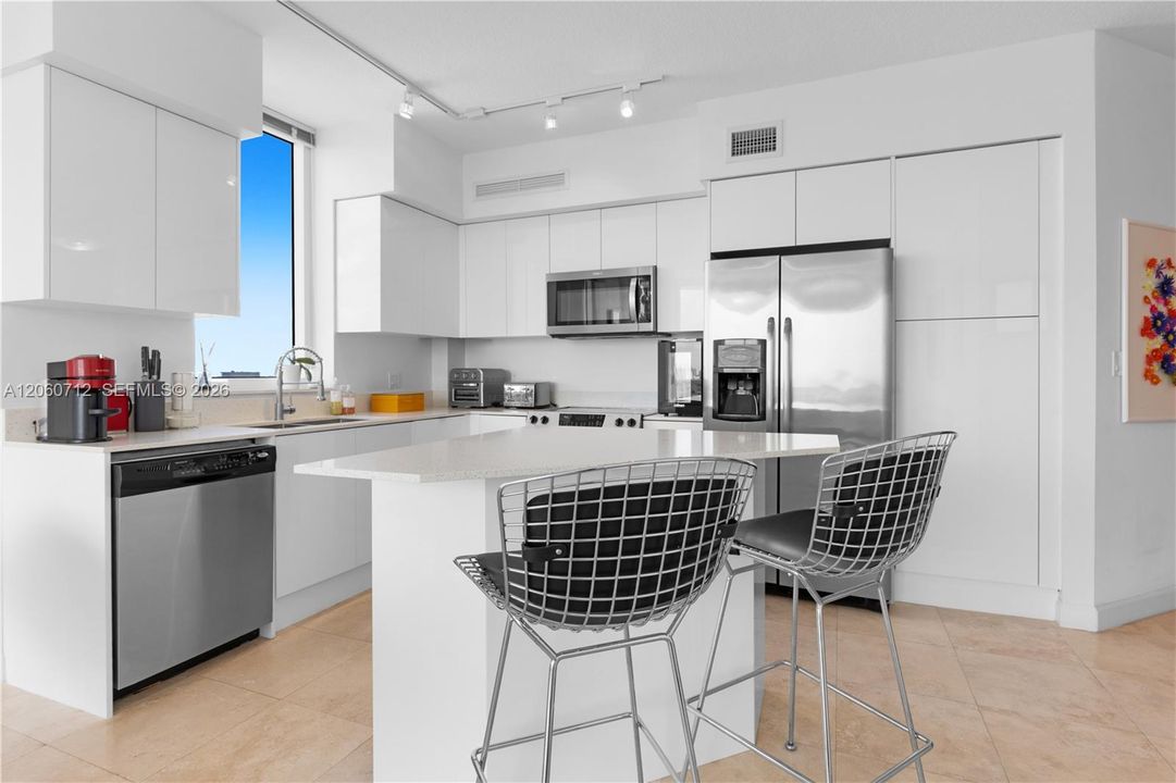 For Sale: $529,000 (2 beds, 2 baths, 1354 Square Feet)