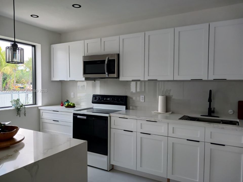 En Venta: $559,900 (4 camas, 2 baños, 1125 Pies cuadrados)