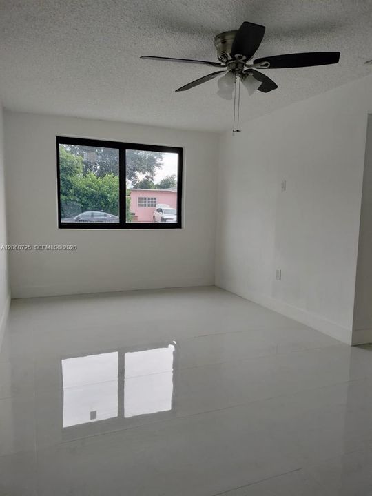 En Venta: $559,900 (4 camas, 2 baños, 1125 Pies cuadrados)