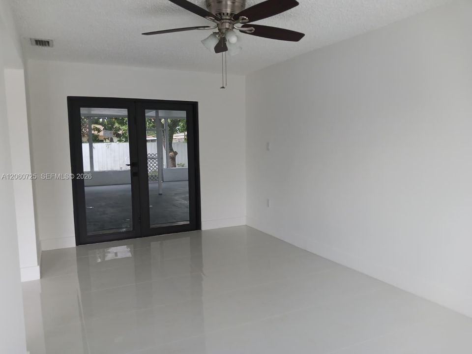 En Venta: $559,900 (4 camas, 2 baños, 1125 Pies cuadrados)