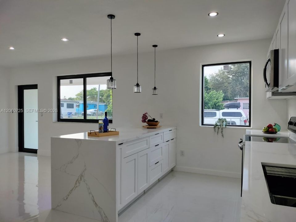 En Venta: $559,900 (4 camas, 2 baños, 1125 Pies cuadrados)