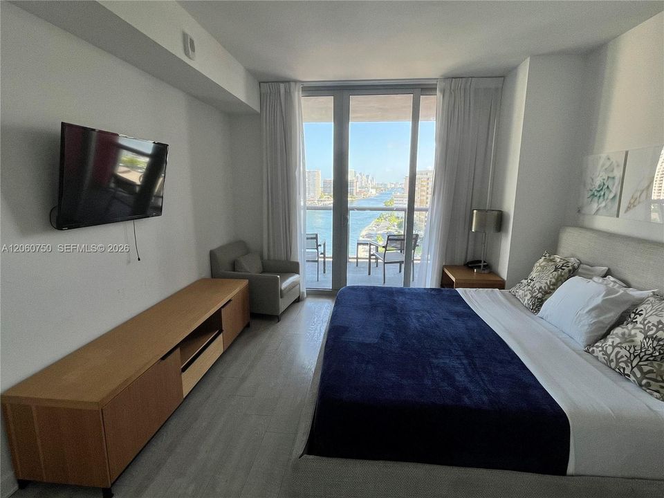 For Sale: $390,000 (2 beds, 2 baths, 1030 Square Feet)