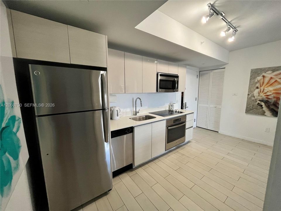 For Sale: $390,000 (2 beds, 2 baths, 1030 Square Feet)