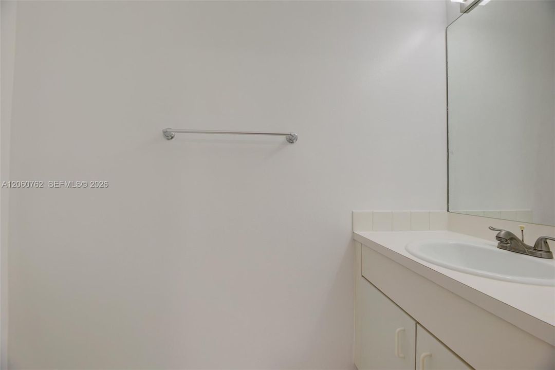 На продажу: $389,000 (2 спален, 2 ванн, 1024 Квадратных фут)