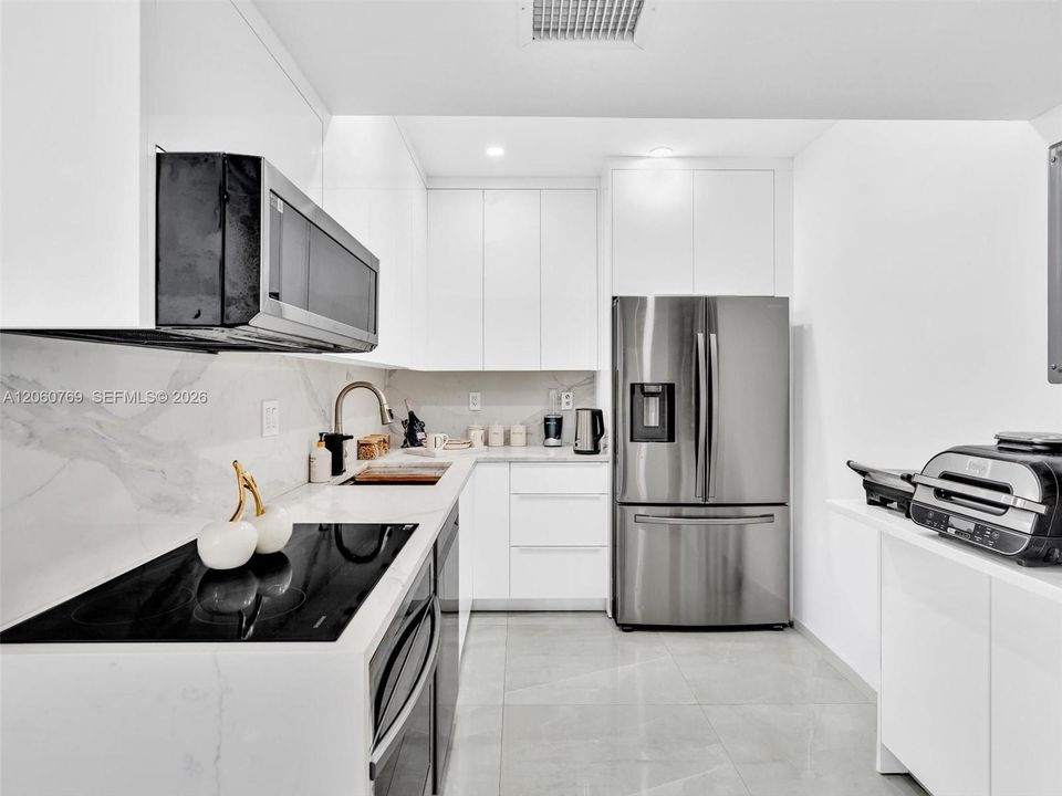 For Rent: $3,700 (2 beds, 2 baths, 1022 Square Feet)