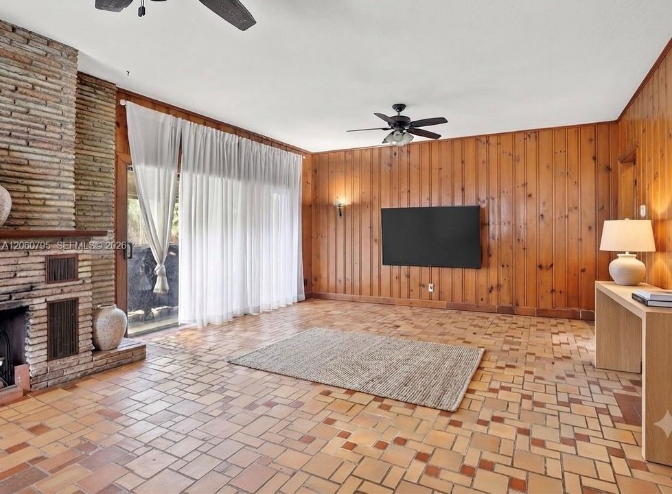 For Rent: $2,500 (2 beds, 1 baths, 1500 Square Feet)
