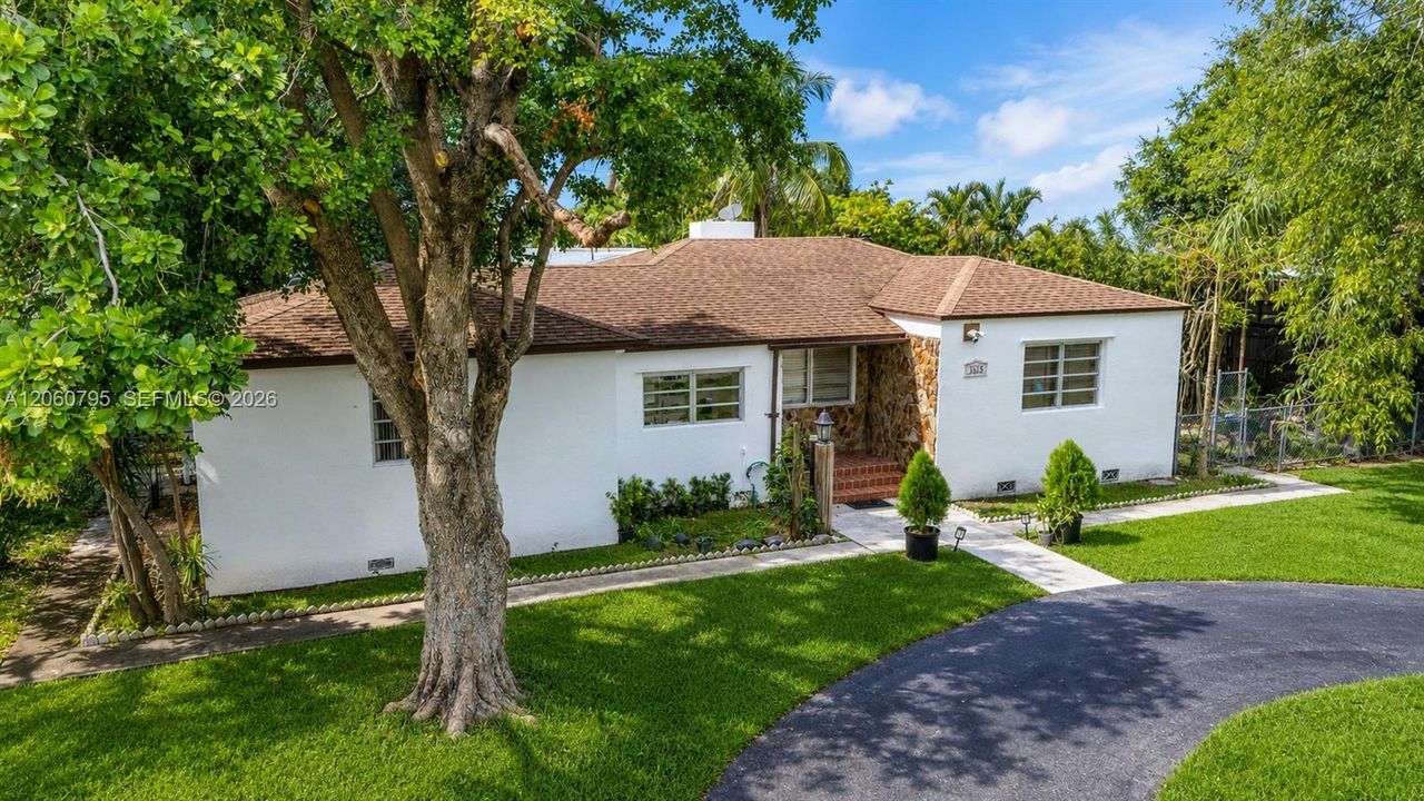 For Rent: $2,500 (2 beds, 1 baths, 1500 Square Feet)