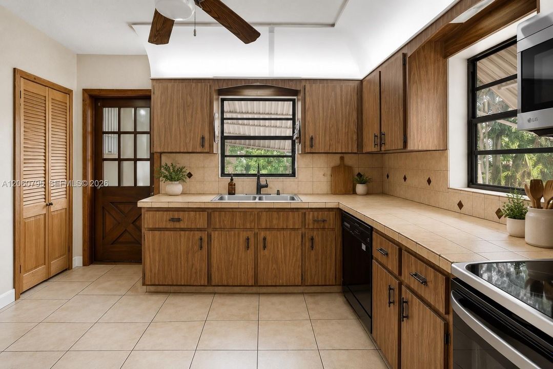 For Rent: $2,500 (2 beds, 1 baths, 1500 Square Feet)