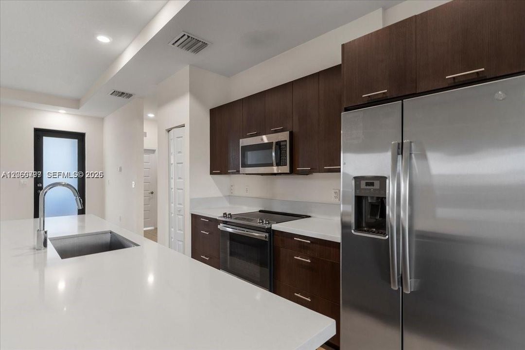 В аренду: $3,300 (3 спален, 2 ванн, 1236 Квадратных фут)