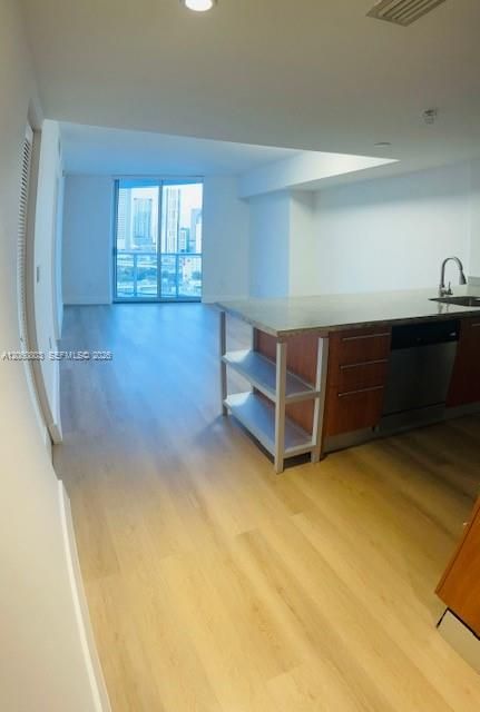В аренду: $2,900 (1 спален, 1 ванн, 825 Квадратных фут)