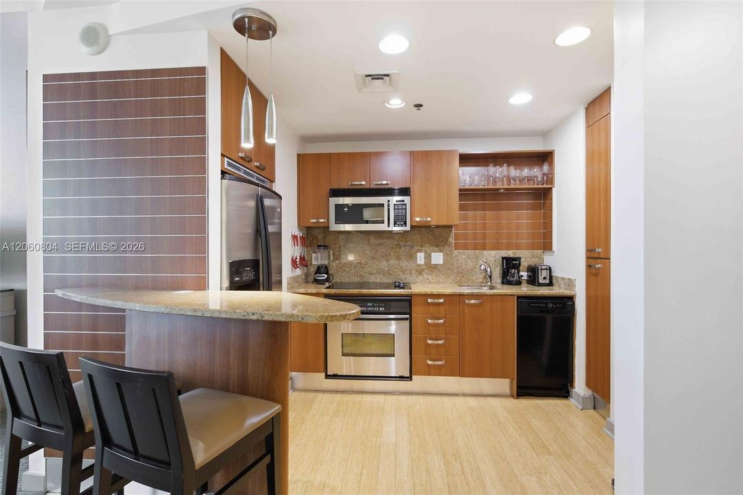 В аренду: $4,600 (1 спален, 1 ванн, 823 Квадратных фут)